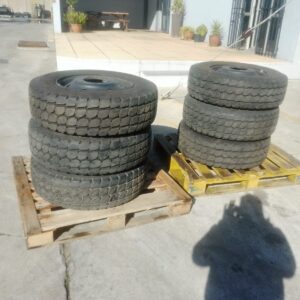 6 x PIRELLI Tyres/ Rims (CPT)